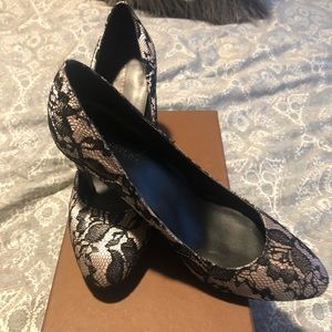 Ann Taylor nude pump with black lace overlay